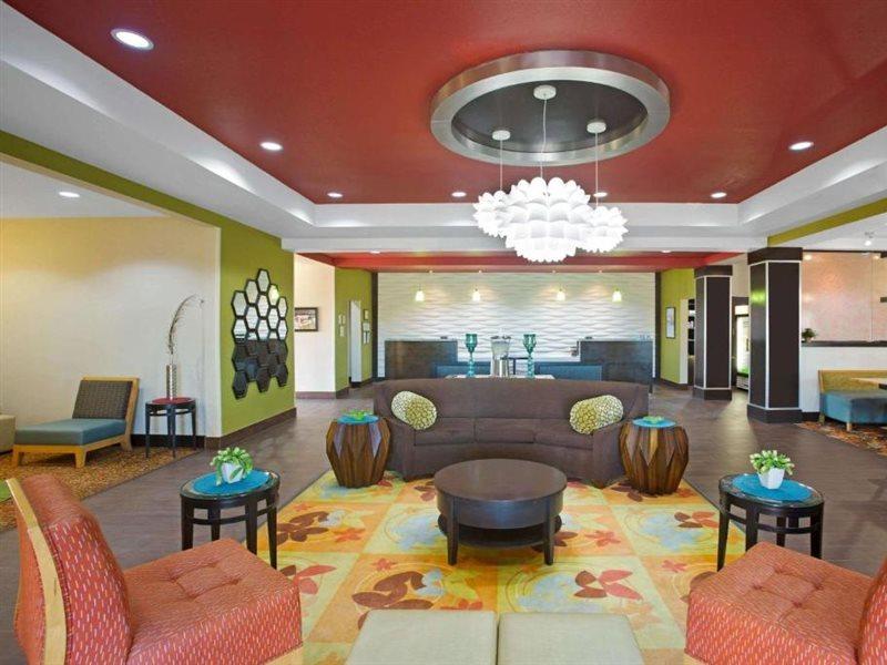 La Quinta By Wyndham Pearsall Exterior photo