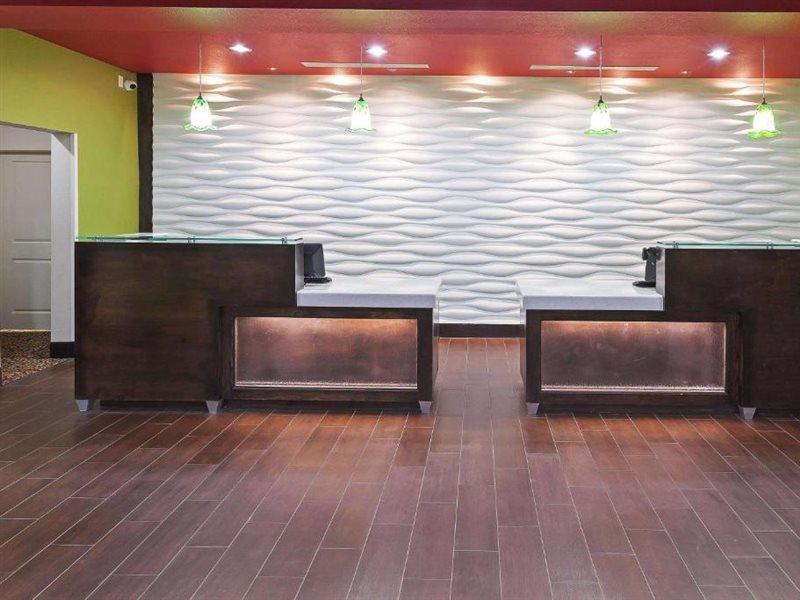 La Quinta By Wyndham Pearsall Exterior photo