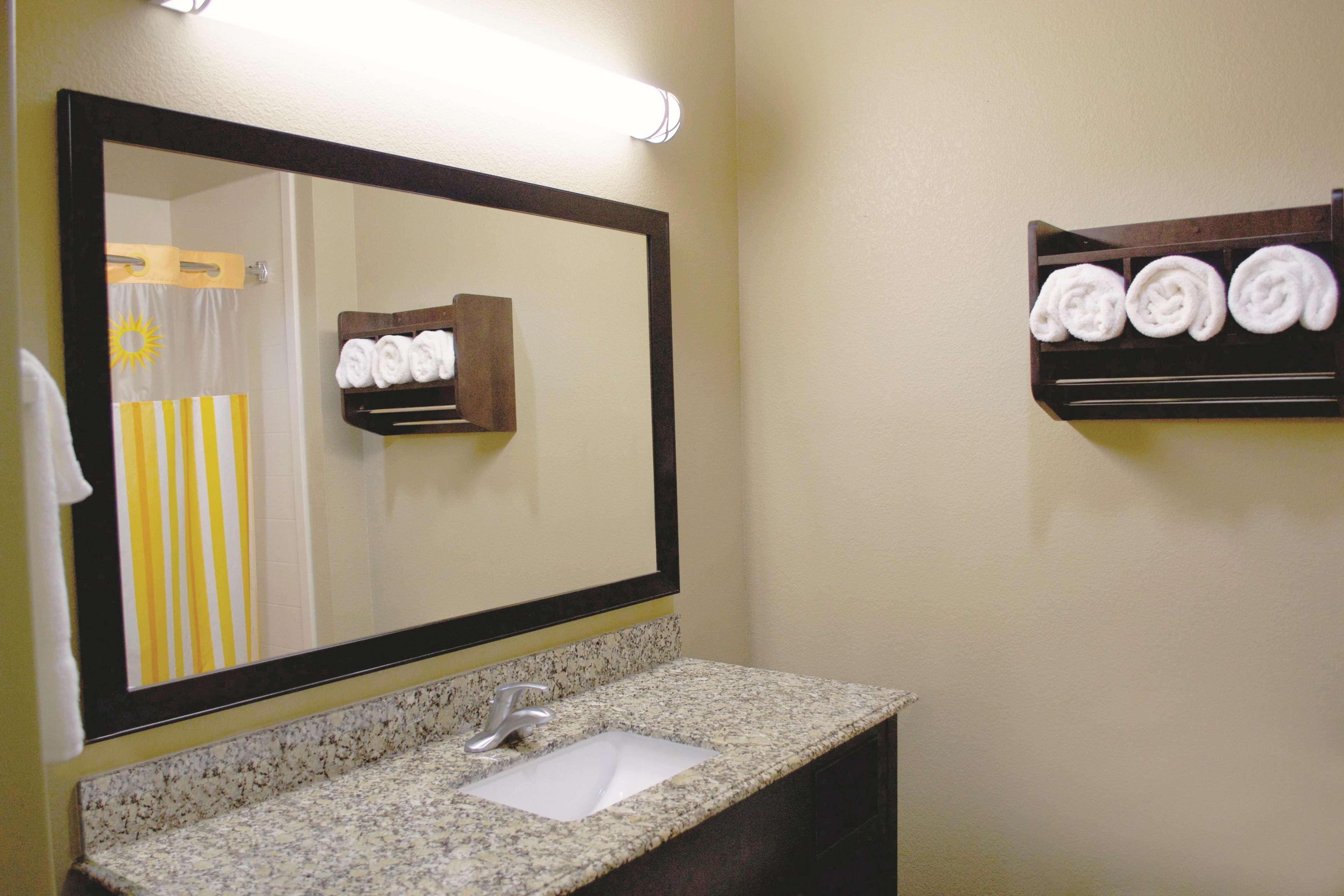 La Quinta By Wyndham Pearsall Exterior photo