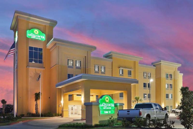 La Quinta By Wyndham Pearsall Exterior photo