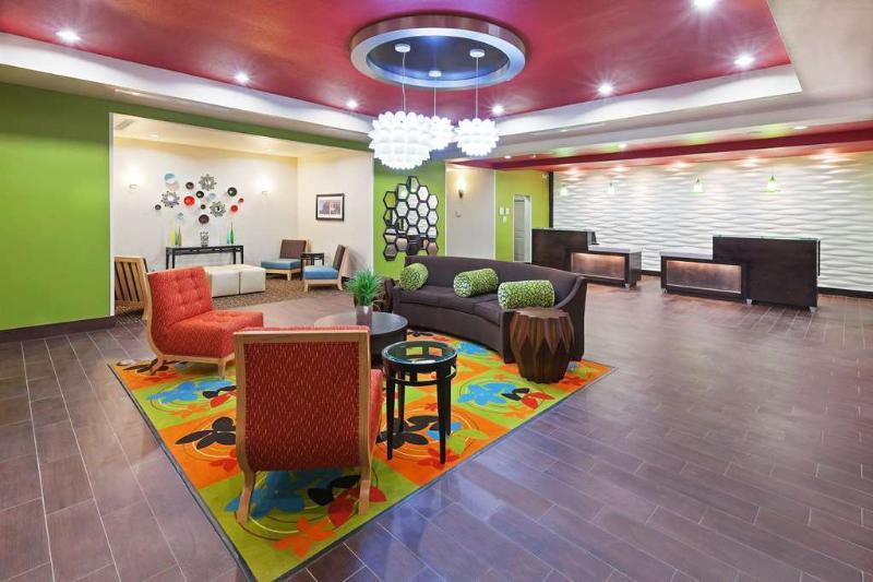 La Quinta By Wyndham Pearsall Exterior photo