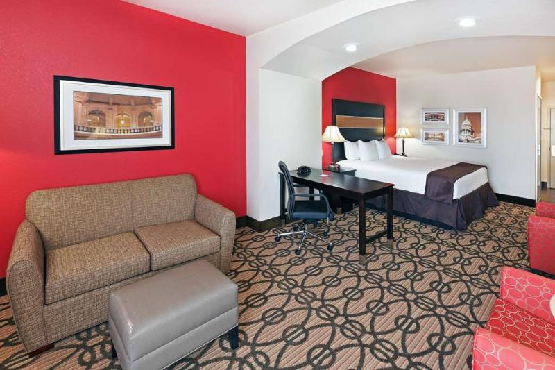 La Quinta By Wyndham Pearsall Exterior photo