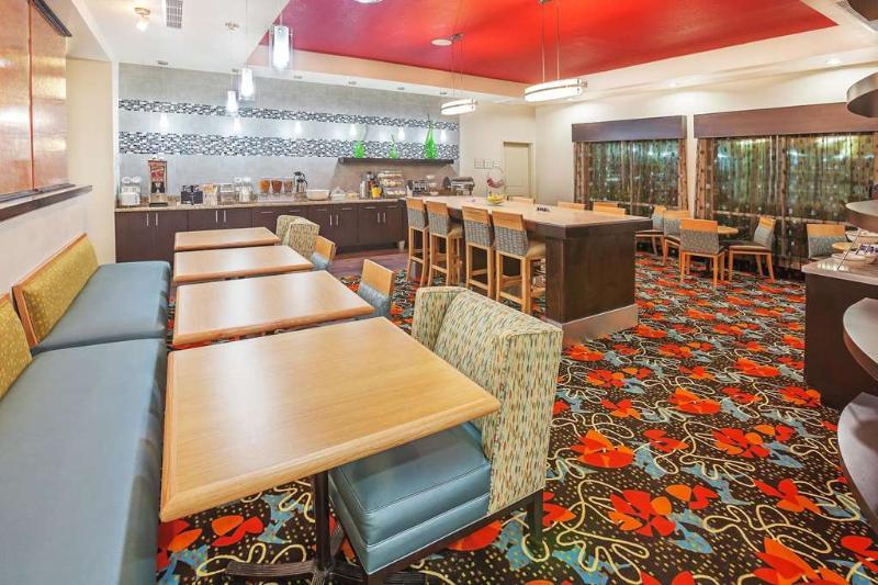 La Quinta By Wyndham Pearsall Exterior photo